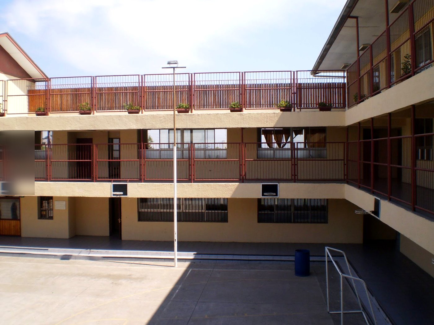 Patio central del Colegio Club Hípico El Bosque